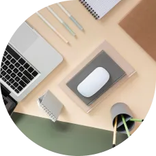 Mesa de escritório com laptop e mouse