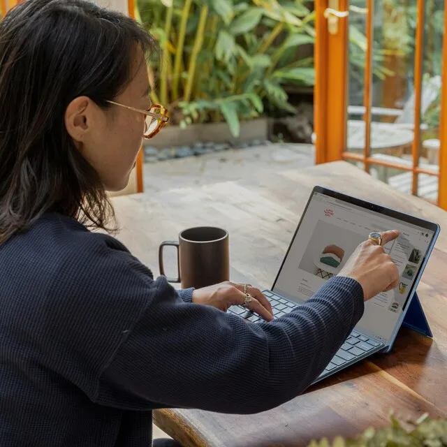 Mulher usando tablet